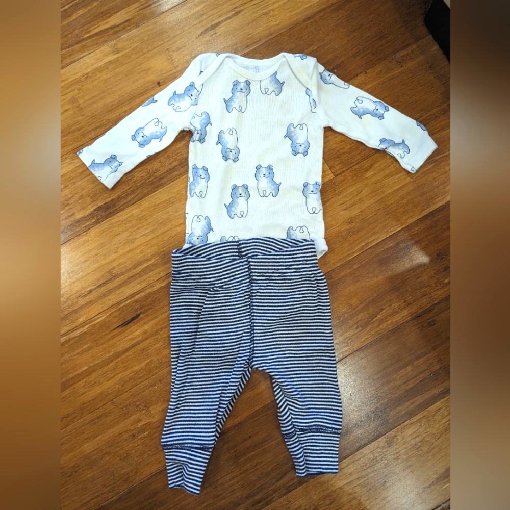 6/$22. 🐶 2pc bulldog onesie and pants. Matching set. Child of mine